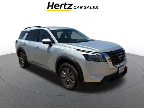 Used 2025 Nissan Pathfinder SV image 1