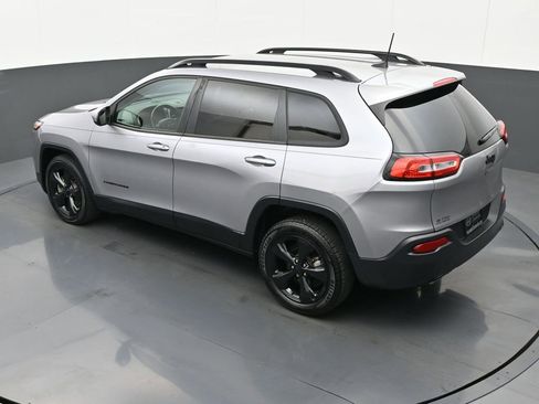 Used 2018 Jeep Cherokee Latitude w/ Altitude Package FWD image 34