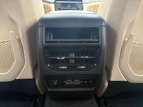 Used 2025 Jeep Grand Cherokee Limited AWD/4WD image 12