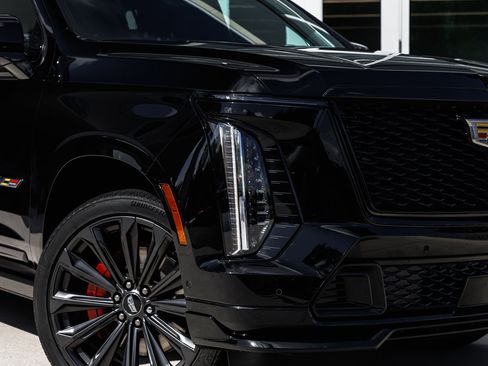 Used 2025 Cadillac Escalade ESV V image 2