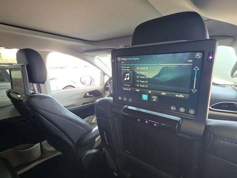 Used 2018 Chrysler Pacifica Touring-L Plus w/ Advanced Safetytec Group image 16