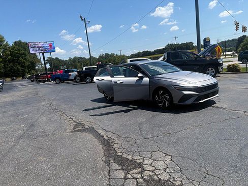 Used 2025 Hyundai Elantra SEL FWD image 5