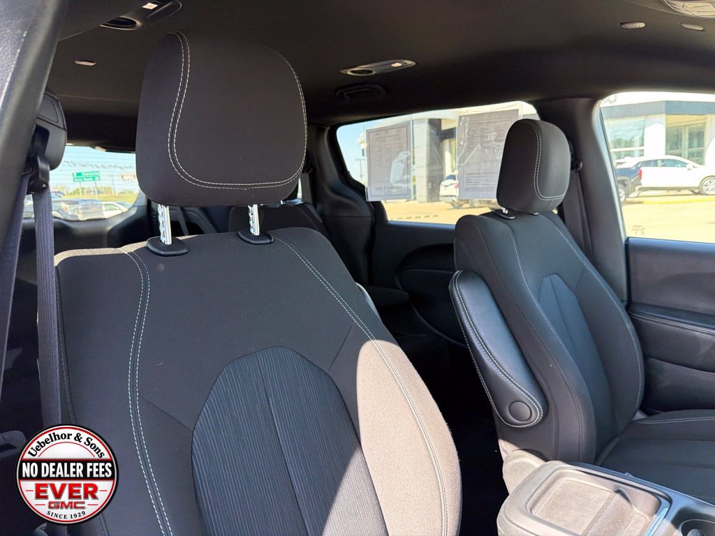 Used 2024 Chrysler Pacifica Touring FWD image 4