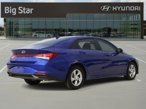 Used 2023 Hyundai Elantra SE w/ Preferred Accessory Package image 4