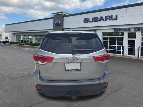 Used 2018 Toyota Highlander XLE AWD/4WD image 4