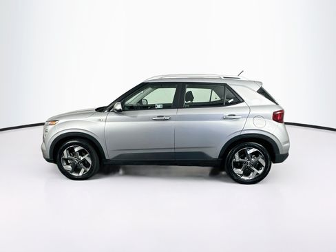 Used 2025 Hyundai Venue SEL FWD image 4