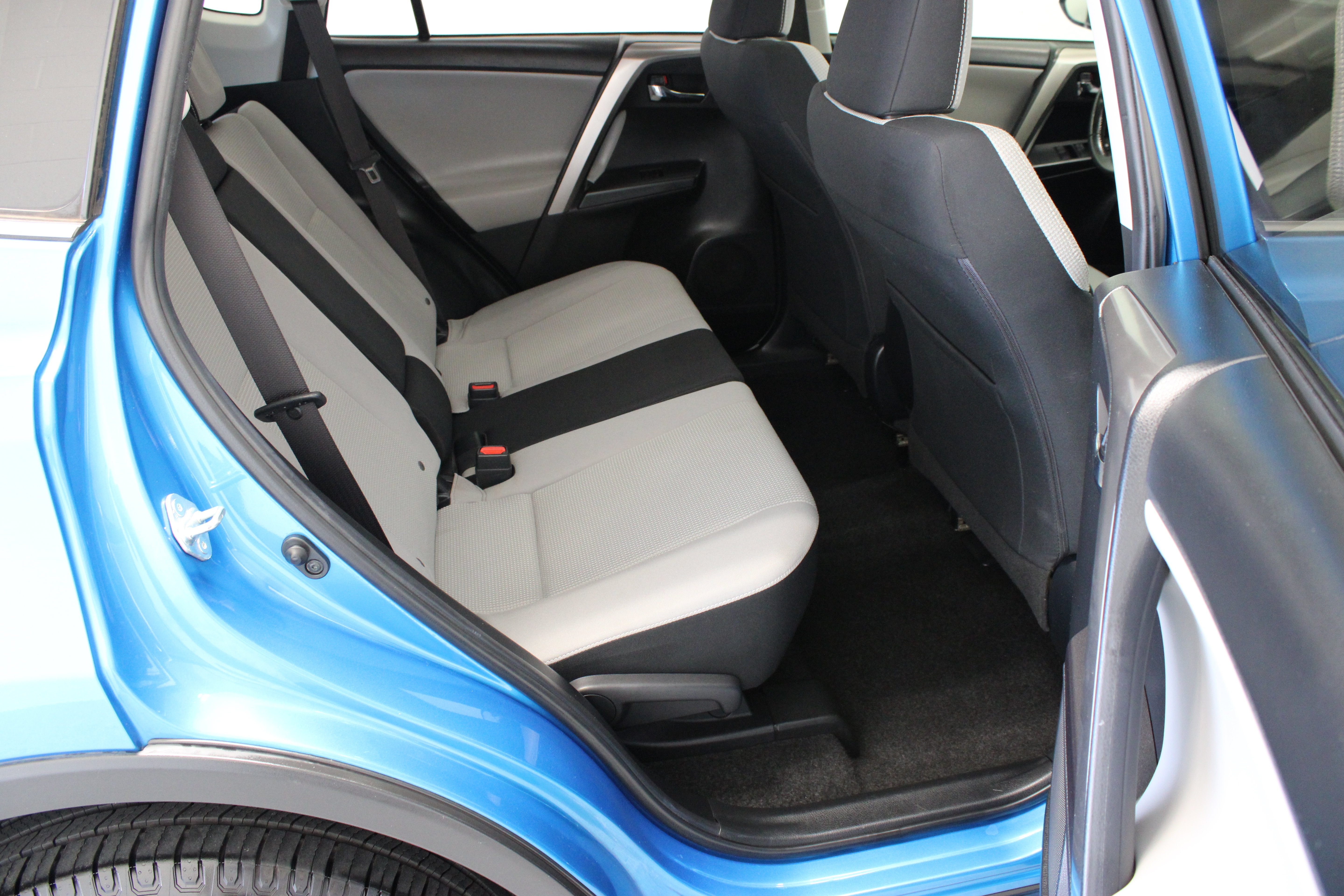 Used 2018 Toyota RAV4 XLE FWD image 34