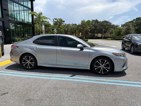 Used 2020 Toyota Camry SE FWD image 5
