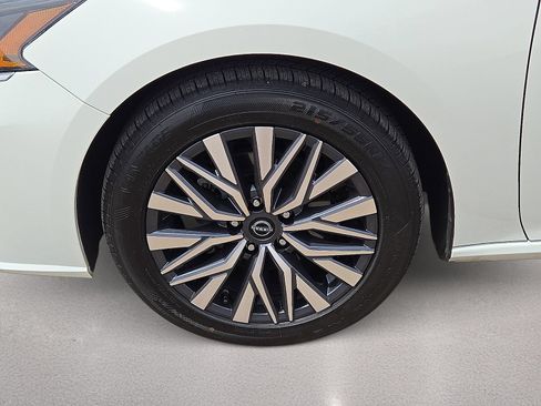 Used 2025 Nissan Altima 2.5 SV FWD image 10
