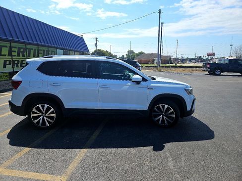 Used 2024 Volkswagen Taos SE image 6