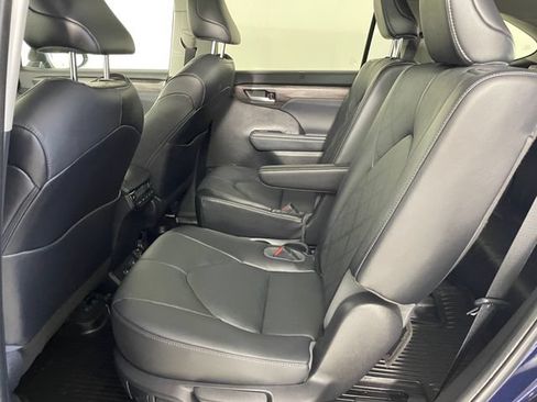 Used 2023 Toyota Highlander Platinum AWD/4WD image 16