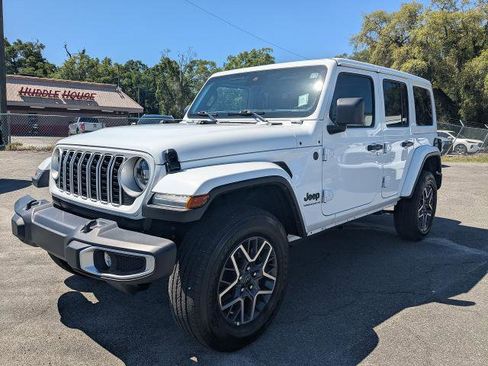 Used 2025 Jeep Wrangler Unlimited Sahara AWD/4WD image 8