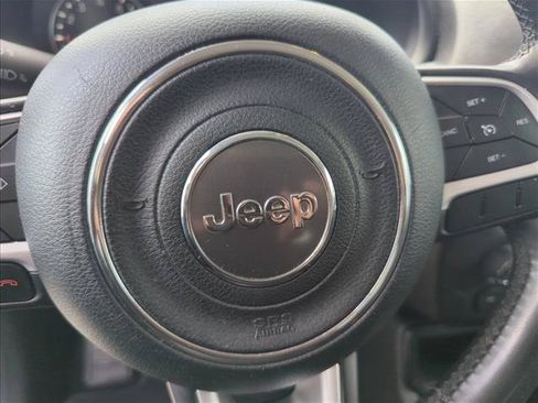Used 2021 Jeep Renegade Latitude FWD image 30