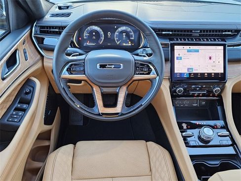 New 2025 Jeep Grand Cherokee Summit image 5