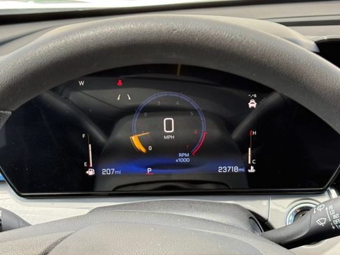 Used 2025 Chevrolet Trax LT FWD image 40