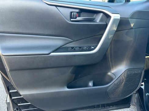 Used 2020 Toyota RAV4 LE image 9