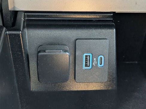 Used 2022 Ford Explorer XLT w/ Equipment Group 202A image 17