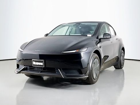 Used 2026 Tesla Model Y 2WD image 3