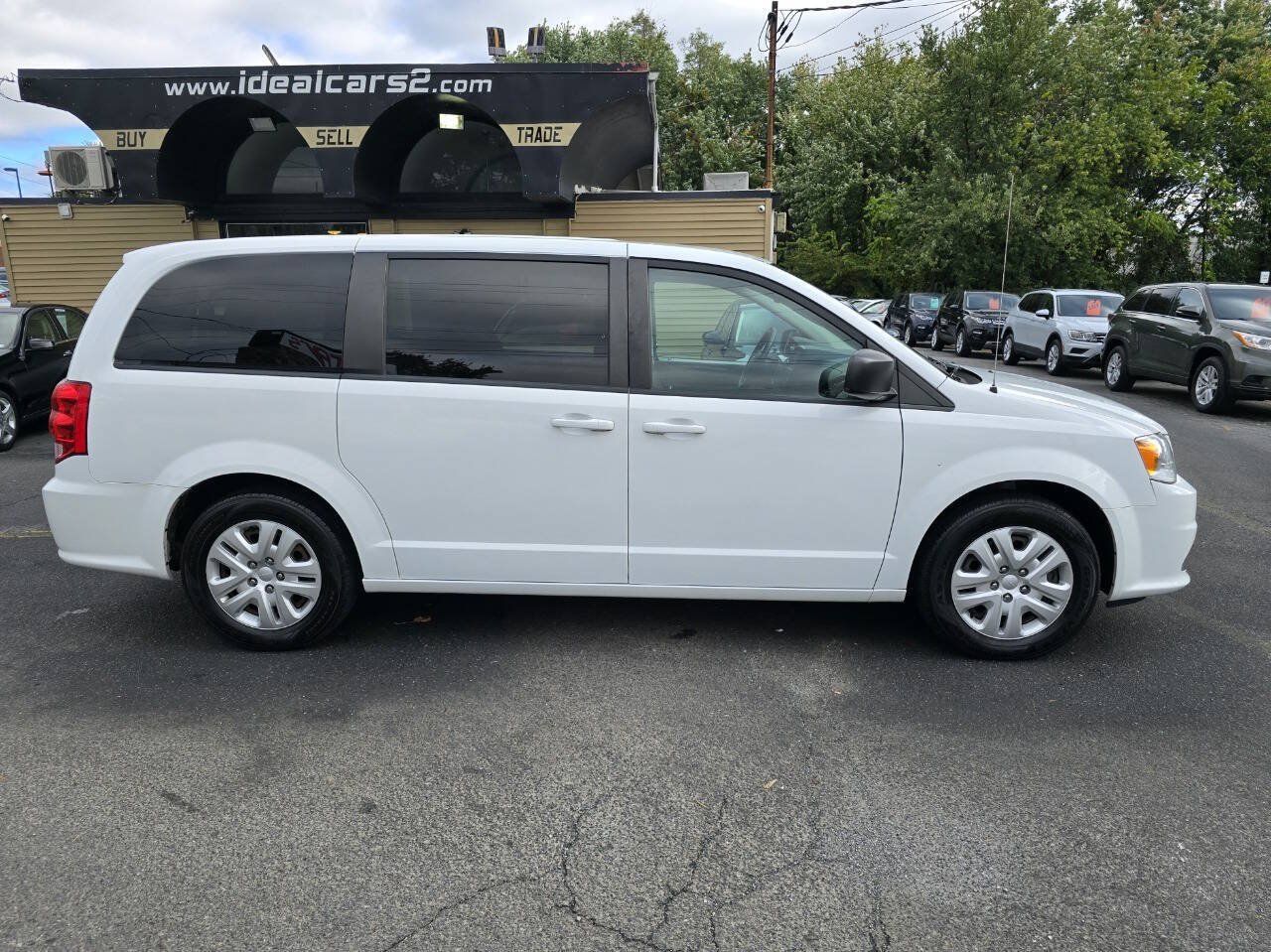 Used 2018 Dodge Grand Caravan SE w/ UConnect Hands-Free Group FWD image 2