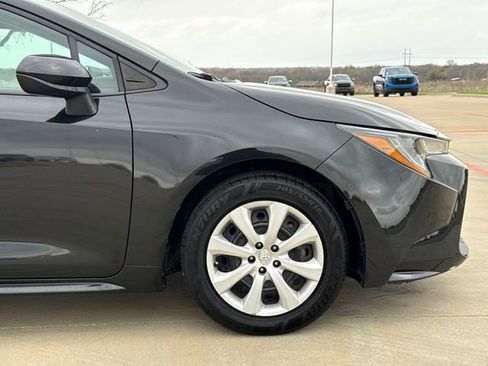 Used 2020 Toyota Corolla LE image 3