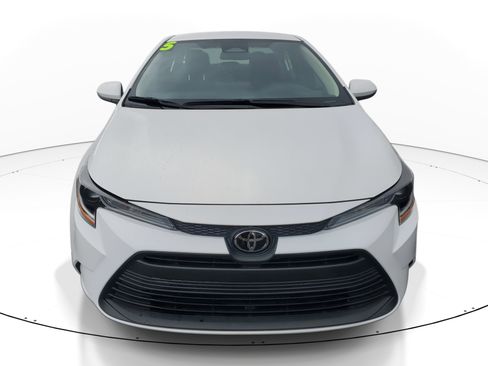 Used 2025 Toyota Corolla LE image 2