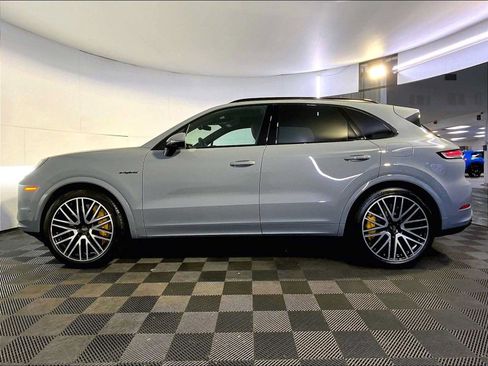 Certified 2025 Porsche Cayenne Turbo AWD/4WD image 2