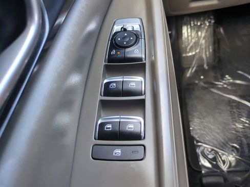 Used 2025 Kia Carnival FWD image 24