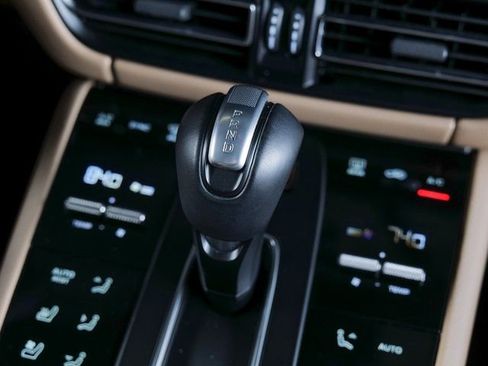 Used 2025 Porsche Macan image 18