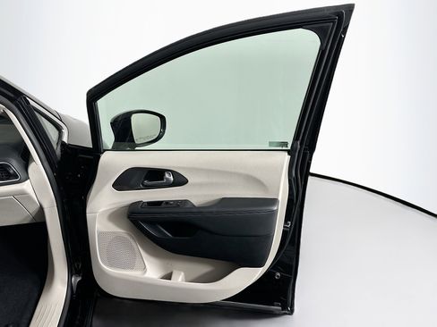 Used 2024 Chrysler Pacifica Touring-L image 33