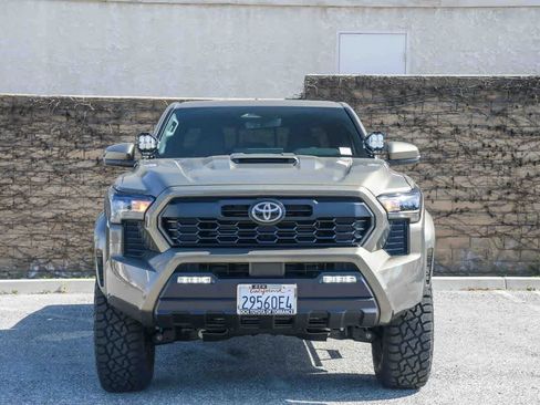 Used 2025 Toyota Tacoma TRD Sport w/ TRD Sport Upgrade Package image 2