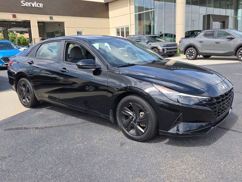 Used 2023 Hyundai Elantra SEL FWD image 2