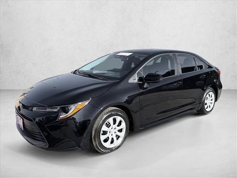 Used 2023 Toyota Corolla LE image 1
