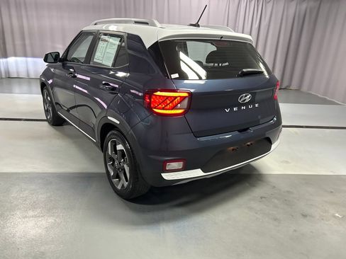 Used 2023 Hyundai Venue Limited FWD image 5