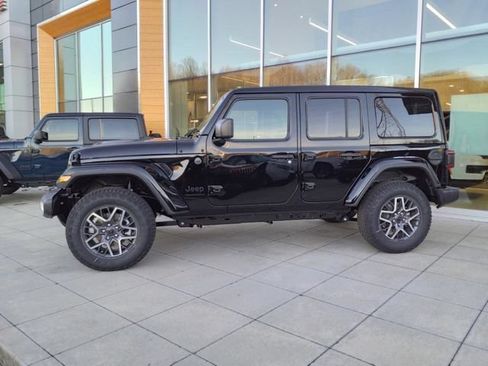 Used 2025 Jeep Wrangler Unlimited Sahara AWD/4WD image 4