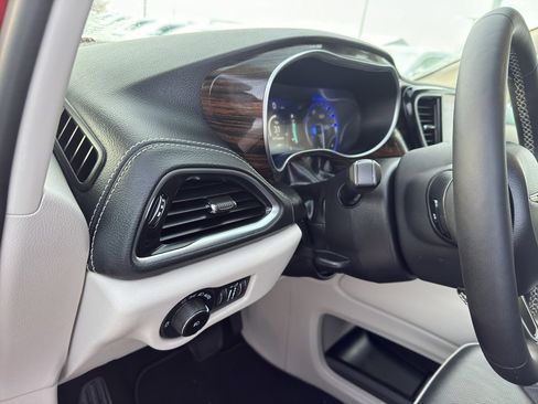 Used 2024 Chrysler Pacifica Limited image 13