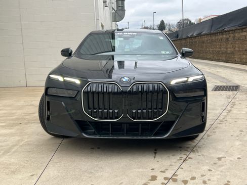 Used 2025 BMW 740i xDrive w/ Premium Package image 2