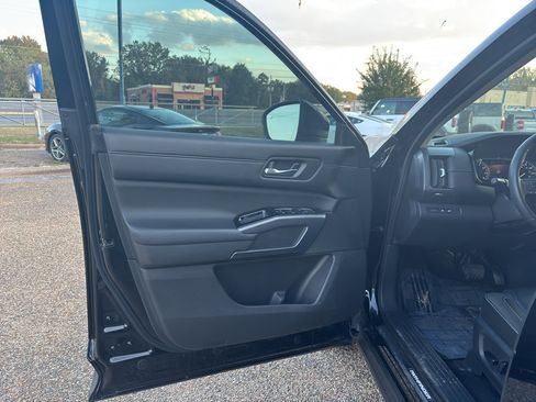 Used 2023 Nissan Pathfinder SL w/ Lighting Package (N92) image 21