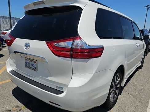 Used 2018 Toyota Sienna Limited w/ Carpet Mat Package FWD image 2