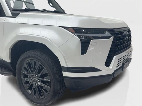 Used 2024 Lexus GX 550 image 3