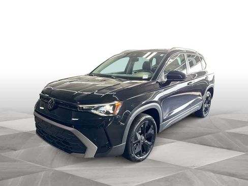 Used 2025 Volkswagen Taos SE w/ Panoramic Sunroof Package FWD image 4