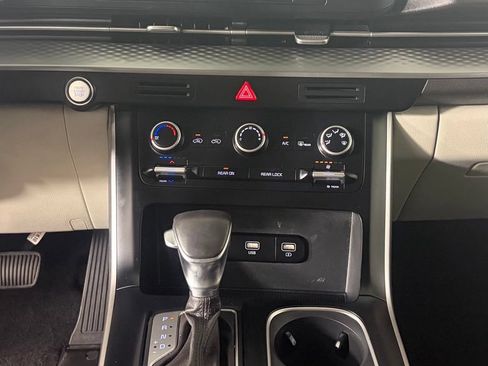 Used 2023 Kia Carnival LX FWD image 2
