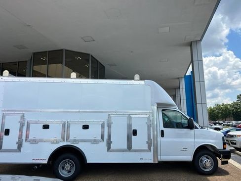 New 2026 Chevrolet Express 4500 w/ Power Convenience Package RWD image 3
