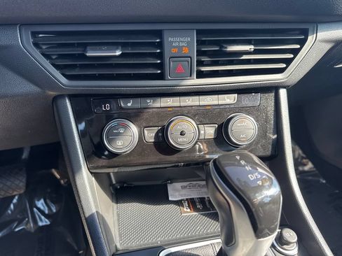 Used 2024 Volkswagen Jetta SE FWD image 40