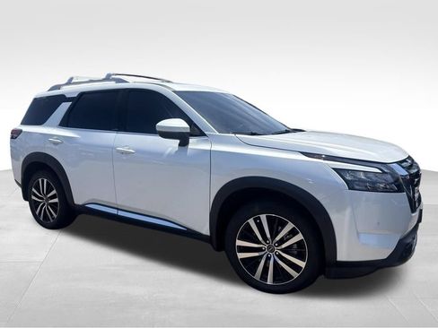 Used 2025 Nissan Pathfinder Platinum AWD/4WD image 8