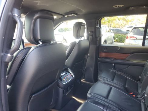 Used 2019 Lincoln Navigator Select w/ Technology Package image 12