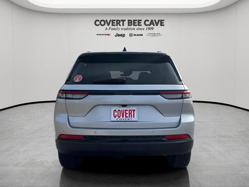 New 2025 Jeep Grand Cherokee Altitude image 8