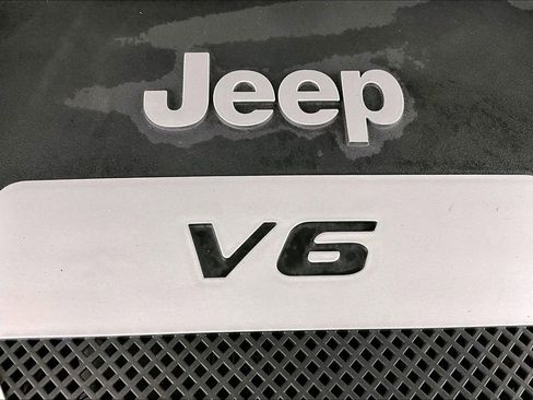 Used 2015 Jeep Wrangler Unlimited Sahara w/ Connectivity Group image 29