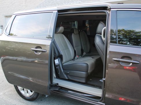Used 2016 Kia Sedona EX FWD image 19
