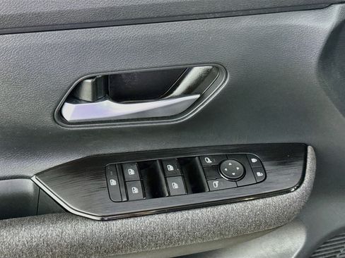 Used 2025 Nissan Kicks SV AWD/4WD image 18