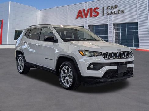 Used 2025 Jeep Compass Latitude w/ Sun & Sound Group AWD/4WD image 9